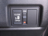 狭い駐車場や壁際でもドアをぶつける心配が少なく開けられる両側スライドドアです。助手席側は電動で、開閉操作も楽々です!