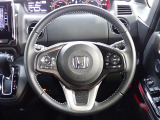 ハンドル左側にはオーディオ操作が出来るオーディオリモートコントロールスイッチ、右側にはHonda SENSINGとオートクルーズコントロールのスイッチを装備!