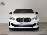 【キドニーグリル】BMWは約90年もの間、ほぼ全ての車両にひと目でBMWだと分かるこの特徴的なフロントグリルが備えられ、デザイン・アイコンとして親しまれてきました。