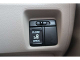 運転席に居ながら片側パワースライドドアの開閉ができます!