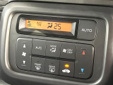 【オートエアコン】一度お好みの温度に設定すれば、車内の温度を検知し風量や温度を自動で調整。暑い&hellip;寒い&hellip;と何度もスイッチ操作をする必要はありません。快適な車内空間には必須の機能ですね♪