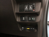 【両側電動スライド】スライドドアは両側電動スライドドアになっております。運転席からの開閉も出来、リモコンキーでも離れたところから開閉出来ますので大変便利な装備です。
