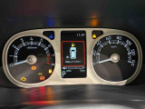 様々な車両情報を表示できるTFTマルチインフォメーションディスプレイを中央に配した視認性の高い大型2眼メーターです