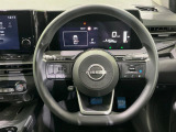 インテリアに合わせたデザインのステアリングは、運転される方のことも考え、運転しやすい形状、大きさです。是非一度、実際に触ってお確かめください。