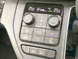 【オートエアコン】一度お好みの温度に設定すれば、車内の温度を検知し風量や温度を自動で調整。暑い&hellip;寒い&hellip;と何度もスイッチ操作をする必要はありません。快適な車内空間には必須の機能ですね♪