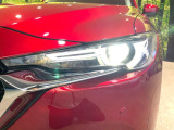 【LEDヘッドライト】悪天候や夜間走行時も良好な視界を確保し安心して運転できる高輝度LEDヘッドライトを装備!点灯速度が早く、消費電力も抑えられています。