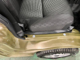 痛みの出やすい運転席シートの角、フロアマット、座面、ともに良好です
