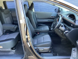 ヘタリもなく綺麗な状態です。シートリフトがついてますので、お好みのシートポジションで運転できます。