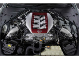 3.8L V型6気筒ツインターボ「VR38DETT」を搭載。さらにスポーツリセッティングが施され、力強い加速と迫力あるサウンドを楽しめる本格スポーツエンジンでございます。