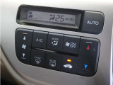 【オートエアコン】温度を設定すれば自動で快適な車内温度を保ちます。エアコン内部の高性能脱臭フィルターで車内のアレルゲンや花粉を除去。