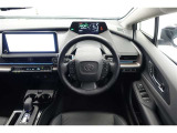 スポーティームード溢れる運転席周りですね。 クイックなドライビングに対応できるよな運転席回りになっています。 ドライブがますます楽しくなりますね!