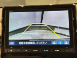 リバースギアに入れるだけで後方の表示へ切り替わります。夜間や雨の日の駐車も楽になりますよ。
