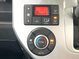 【オートエアコン】一度お好みの温度に設定すれば、車内の温度を検知し風量や温度を自動で調整。暑い&hellip;寒い&hellip;と何度もスイッチ操作をする必要はありません。快適な車内空間には必須の機能ですね♪