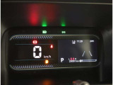 スタイリッシュなデザインのインパネ。各操作スイッチは使いやすい位置に配置されてます。