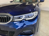 BMWレーザーライト:ハイビーム店頭時の照射距離を従来のロービームの約2倍に相当する最長600mまで可能にします。アクティブヘッドライトが含まれ、ブルーのデザインアクセントも装備されます。