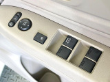 【電動格納ミラー】サイドミラーは電動格納式となっており、狭い駐車場でもキズがつくリスクを抑えられます。