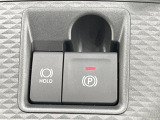 【電動パーキングブレーキ】パーキングブレーキは便利な電動式!ボタン一つで操作でき、アクセルを踏めば自動で解除されます♪レバーやペダルが無いので運転席廻りもすっきりしますね♪