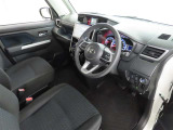 シンプルで使いやすいデザインの運転席です。
