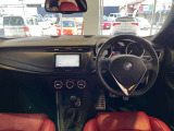 官能的な走行性能とサウンド、「運転している実感」を味わえる操作性 アルミスポーツペダルの採用