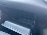助手席側収納。書類等の保管などに便利ですね。