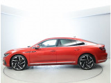 フォルクスワーゲンのフラッグシップモデルのARTEON。Arteonは芸術の&rdquo;Art&rdquo;と&rdquo;eonを組み合わせた造語。&rdquo;eonフォルクスワーゲンのトップラインにつけられています。
