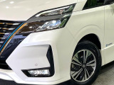 【LEDヘッドライト】悪天候や夜間走行時も良好な視界を確保し安心して運転できる高輝度LEDヘッドライトを装備!点灯速度が早く、消費電力も抑えられています。
