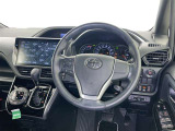 運転席まわりです。 各操作スイッチは使いやすい位置に配置されてます。