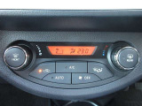 オートエアコンで車内空間を快適に保ちます。