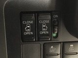 【両側パワースライドドア】両側がパワースライドドアになっており、運転席のスイッチやスマートキーでも開閉が可能です!開口部も広いので乗り降りも楽々♪