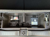 トランクルームのフタを開けると付属の車載工具がございます(^^) 必要に応じて買い足していただくことも可能です!
