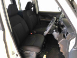 運転席の座面高さを調整できるシートリフターが付いています。