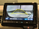 リバースギアに入れるだけで後方の表示へ切り替わります。夜間や雨の日の駐車も楽になりますよ。