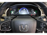 ハンドル左側にはオーディオ操作が出来るオーディオリモートコントロールスイッチ、右側にはHondaSENSINGとオートクルーズスイッチを装備!長距離運転や高速道路の運転では大活躍です!