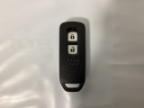 スマートキーを装備しています。鍵を差し込むことなくドアロックの開け閉めと、スタートボタン操作でのエンジンスタートができます。