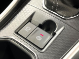 【電動パーキングブレーキ】パーキングブレーキは便利な電動式!ボタン一つで操作でき、アクセルを踏めば自動で解除されます♪レバーやペダルが無いので運転席廻りもすっきりしますね♪