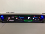 中央にデジタル表示のスピードメーターを配したハイブリット専用メーターになっています。左側のインフォメーション画面で燃費などの情報を確認できます。