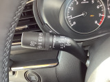 レバーをAUTOの位置にしているとき、レインセンサーが雨を感知すると、雨量に応じてワイパーが自動で作動してくれるオートワイパーを装備!設定変更で非作動にすると、間欠作動に固定されます。
