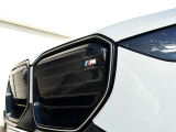 ブラック・キドニーグリルを縁取るアイコニックグローが最新世代のBMWらしさをしっかりと主張してくれます。
