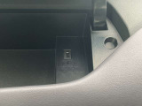 運転席アッパーボックス:携帯を充電してアッパーボックス内に入れておけば邪魔にならずに綺麗に収納できます♪