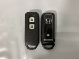 スマートキーを装備しています。鍵を差し込むことなくドアロックの開け閉めと、スタートボタン操作でのエンジンスタートができます。スペアキーも同じものを用意しております。