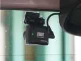 この車にはリアにもドライブレコーダーを装備しております◆映像・音声などを記録する自動車用の装置です。 もしもの事故の際の記録はもちろん、旅行の際の思い出としてドライブの映像を楽しむことができます。