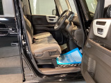 ベンチシートは、運転席と助手席の移動もスムーズ! 狭い駐車場での乗り降りや、お子様の乗り降りにも便利です。