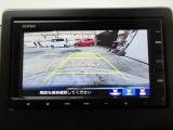 バックカメラの画像です。ガイドラインがスムースな車庫入れをサポートいたします。車庫入れの安心感がアップしますね。