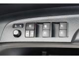 スイッチ一つで窓を開け閉めできるパワーウィンドウスイッチです。