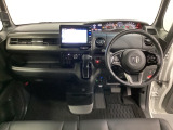 車内は光触媒抗菌消臭施工済です。スタイリッシュなデザインでスポーティなインパネ周りを演出します。グローブボックスやカップホルダーのほかにトレーなどたくさんの収納スペースが付いています。