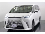 スピンドルボディが描く重厚なフロントマスク。三眼LEDヘッドライトの先進的な造形と相まって、レクサス上位モデルに相応しい風格を漂わせるフロントビューです。