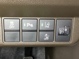 ハンドルの右側にはヘットライトリベライザーとHondaセンシング用のメインスイッチがついています。ヘッドライトリベライザーは道路状況や積荷の加重に応じてライトの高さを調節できます。
