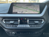 BMWのナビゲーションは操作性も良く、詳細な地図情報と交通状況を見やすく表示し、快適なドライビングをサポートしながら目的地までナビゲートします。