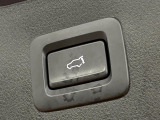 【パワーバックドア】スマートキーや運転席のボタンを押すだけでリアゲートが自動で開閉します!荷物を持っている時や、高い位置にあるバックドアを閉める際に便利な機能です♪