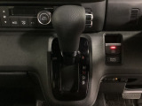 CVT車のセレクトレバーです。低速から高速まで、変速ショックのないスムーズな走りと、エンジン効率のよい領域を維持して燃費にも貢献します。サイドブレーキはスイッチ操作の電子制御パーキングブレーキです。